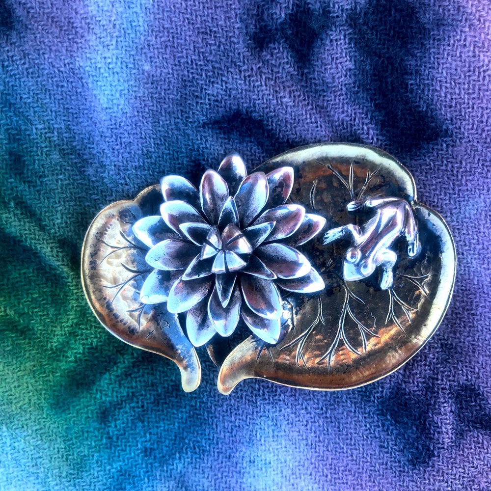 Gold and silver frog pin